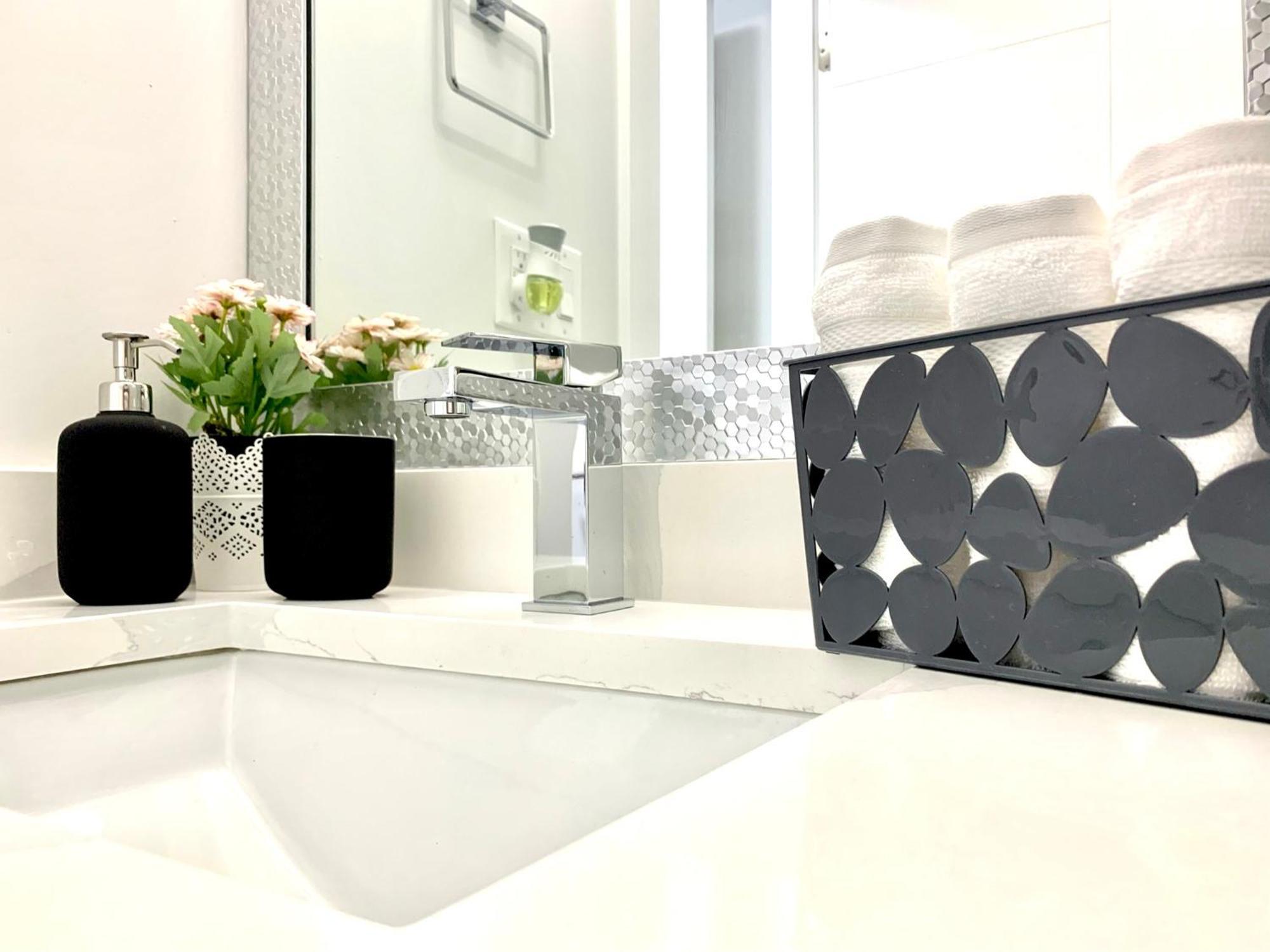 Luxurious & Stylish Two Bedroom Suite, Full Kitchen, Close To Vancouver Delta Exterior foto